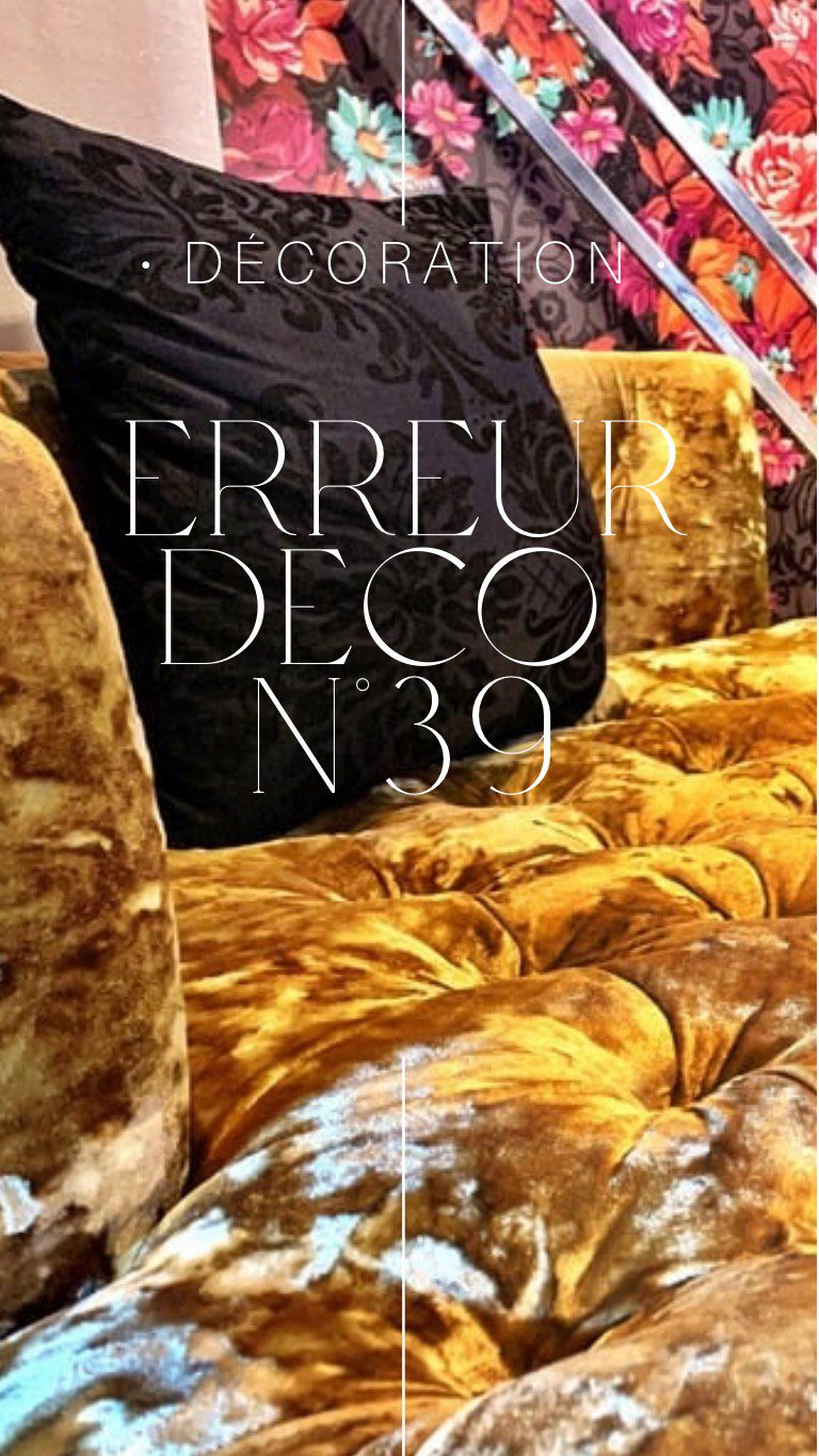 👀La petite erreur déco du jour: #39 Ne pas s’adapter aux saisons  Un intérieur qui respire la même atmosphère tout au long de l’année peut s’avérer monotone et inadapté aux fluctuations saisonnières. 
Une décoration saisonnière n’est pas qu’une question de style, c’est aussi une manière d’harmoniser notre intérieur avec notre bien-être émotionnel et physique tout au long de l’année.  Astuce
Une ambiance pour l’été, une autre pour l’hiver!
Franchement un jeu de rideaux et de housses de coussins différents, ça suffit largement! Sans beaucoup de frais on peut radicalement changer l’atmosphère.
#designerdebonheur #design #decoration #deco #déco #home #homedesign #architectureinterieure #designinterieur #erreur #erreursàéviter