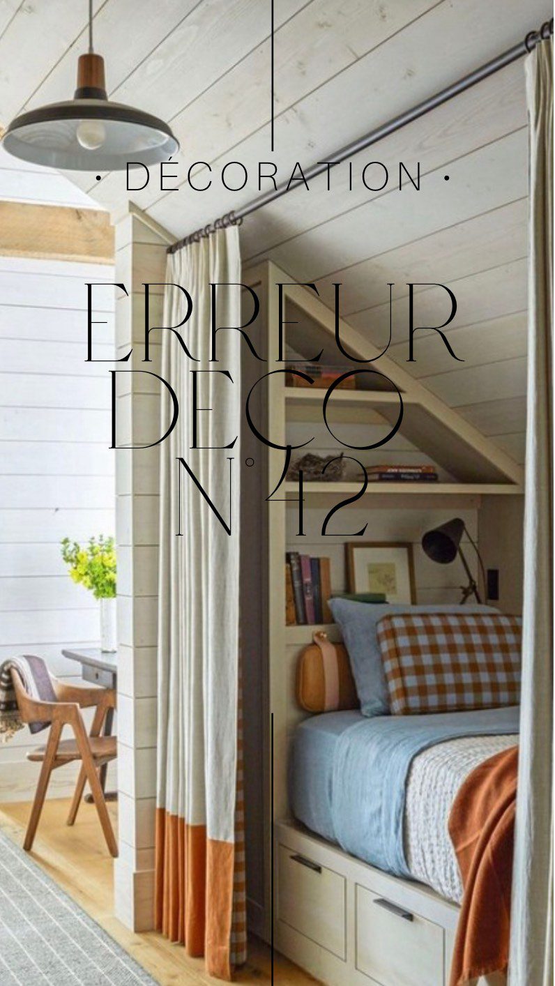 La petite erreur déco du jour: #42 Ne pas optimiser la place perdue  Ne pas optimiser la place perdue, c’est passer à côté d’un vrai potentiel.  Astuce  Les petits recoins ou espaces sous-exploités peuvent devenir des zones de rangement ou des points de décoration intéressants. En ajoutant des meubles sur mesure, des étagères ou des rangements astucieux, vous pouvez maximiser l’utilisation de votre espace et rendre votre intérieur à la fois pratique et esthétique.
-La niche derrière le canapé permet de stocker les buches d’une manière déco!
-Les étagères en bois fixées sur le mur  occupent toute la longueur de la pièce.
-Sous le banc, des étagères ouvertes sont remplies de livres, maximisant l’espace de rangement et créant une ambiance accueillante pour les amateurs de lecture. 
#designerdebonheur #design #decoration #deco #déco #bonheur #home #homedesign #architectureinterieure #designinterieur #erreur #erreuràéviter