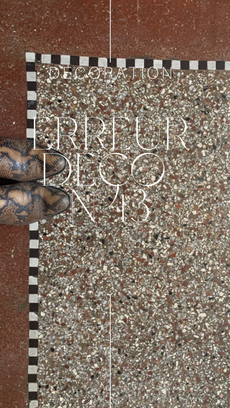 La petite erreur déco du jour: #43 Négliger le sol  Un relooking déco, c’est bien, mais si on change radicalement d’ambiance décorative et qu’on garde son ancien sol plus du tout en accord avec notre nouveau décor… ça coince.  ASTUCE  Si vous pensez ne pas avoir le budget pour un parquet ou un carrelage posé par un professionnel, rendez vous dans des enseignes de bricolage: on y trouve des solutions à faire soi même type pose de dalle ou de lame PVC, ou encore du lino à coller. 
Ces produits ont eu mauvaise réputation pendant longtemps mais aujourd’hui on trouve des motifs et couleurs qui imitent tellement bien le parquet ou le carrelage et les carreaux de ciment et franchement le rendu est qualitatif.