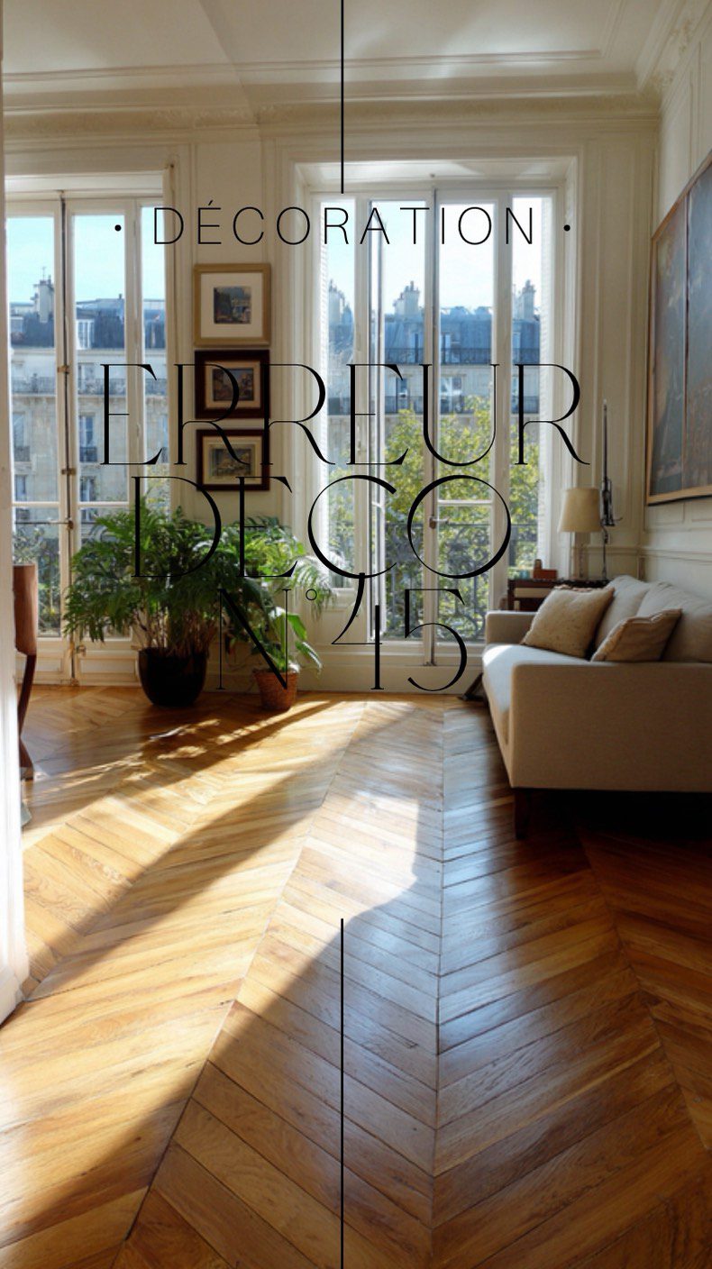 La petite erreur déco du jour: #45 Mal choisir le sens de pose de son parquet  Le sens de pose du parquet peut vraiment changer l’impression d’espace dans une pièce, alors mieux vaut ne pas se tromper ! En général, on aligne les lames dans le sens de la lumière principale de la pièce pour capter au mieux la luminosité. 
C’est à dire les lames perpendiculaires à la fenêtre de la pièce.
L’objectif à la base est de rendre plus discrets les joints.  -Besoin d’élargir visuellement une pièce? 
Posez le parquet dans le sens de la largeur. 
-Pour l’allonger, optez pour le sens de la longueur. 
-Et si vous passez d’une pièce à l’autre, il est possible de changer de direction pour chaque espace mais pour plus d’unité, le mieux c’est de garder le même sens.
-Dans un couloir, on privilégie le sens de la marche pour une continuité visuelle.  #designerdebonheur #design #decoration #deco #déco #bonheur #home #homedesign #architectureinterieure #designinterieur #erreur #erreursàéviter