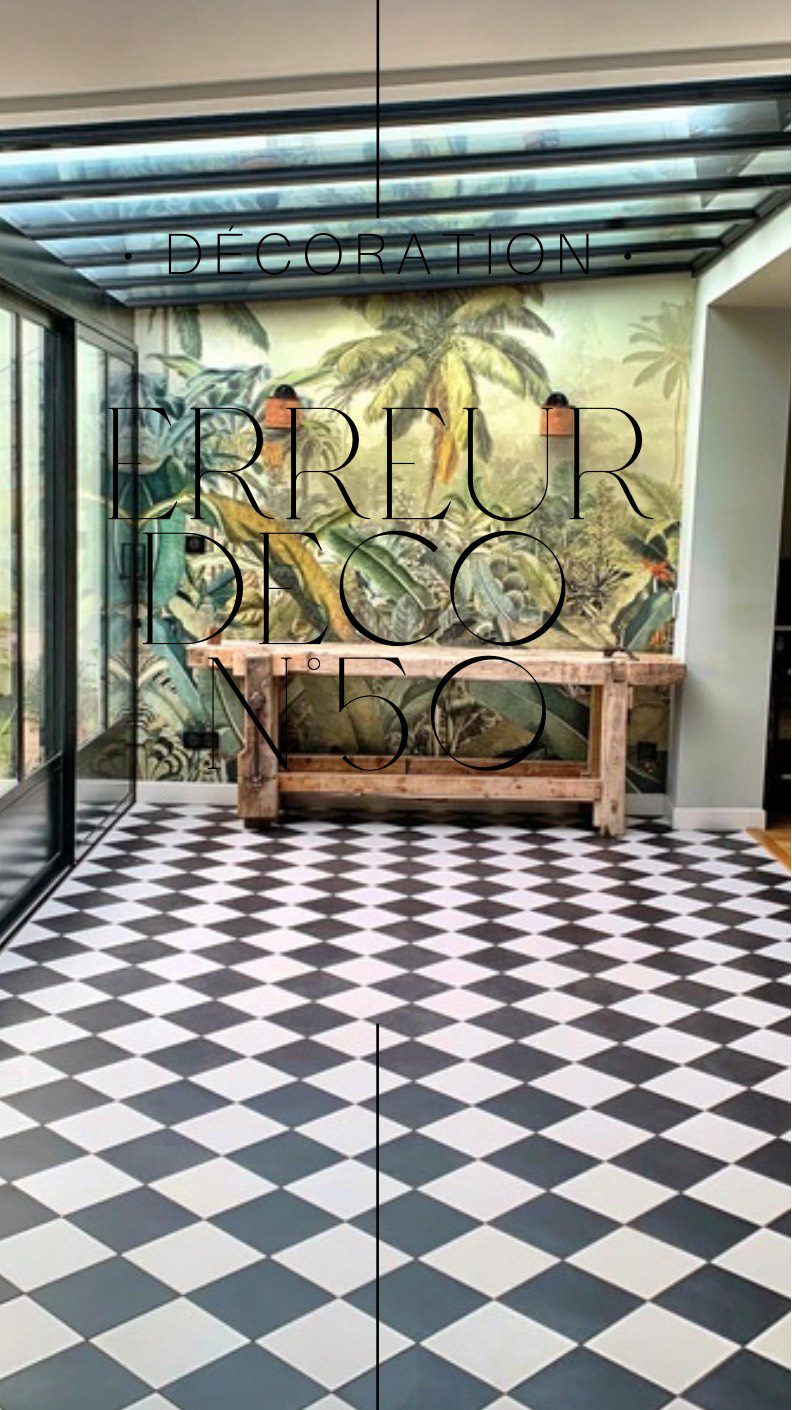 L’erreur déco du jour #50 sur 100: Se passer d’un fil rouge entre les pièces  Chaque pièce a sa propre fonction et mérite une attention particulière dans son aménagement. Mais pour un intérieur vraiment réussi, il est essentiel de créer une continuité visuelle entre vos espaces. 
Astuce
Ce “fil conducteur” peut prendre différentes formes: une palette de couleurs cohérente, des matériaux qui se répondent, ou encore des motifs discrets qui reviennent de pièce en pièce.
Pas besoin de tout uniformiser ! Vous pouvez jouer sur des rappels subtils, comme des coussins dans des tons similaires ou des accessoires qui évoquent un thème commun. Ces petites touches créent une harmonie tout en laissant chaque pièce exprimer sa personnalité.
Et pensez aux zones souvent négligées, comme les couloirs ou les pièces d’eau. Elles aussi font partie intégrante de votre intérieur et contribuent à l’ensemble. En soignant ces espaces de transition, vous renforcez le sentiment d’unité dans votre maison ou appartement.
Je vous donne en exemple notre maison de Biarritz, ancienne épicerie entièrement réhabilitée. L’idée de base était de garder le charme de l’ancien et d’y apporter une ambiance graphique (noir et blanc) et tropicale. Dans chaque pièce, on peut retrouver cette ambiance décorative.
#designerdebonheur #design #decoration #deco #déco #bonheur #home #homedesign #architectureinterieure #designinterieur #erreur #erreursàéviter