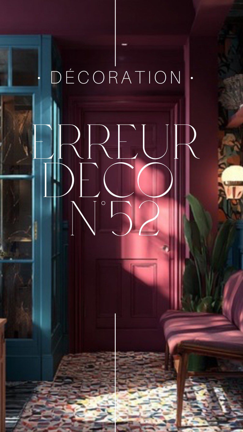 L’erreur déco du jour #52 sur 100 : Ne pas créer d’entrée quand il n’y en a pas  Quand la porte d’entrée donne directement sur le salon ou la cuisine, la délimitation des espaces peut sembler mission impossible. Pourtant, il est tout à fait possible de créer un « faux » espace d’entrée. 
Astuce  Pour un zoning efficace, démarquez le sol devant la porte avec un revêtement différent : carrelage, parquet, ou même un tapis bien choisi feront l’affaire! Ensuite, pour renforcer cette zone, misez sur la couleur en peignant les murs et le plafond autour de cet espace. Ajoutez un plafonnier pour marquer l’entrée, et pourquoi pas une cloison amovible pour gagner un coin parfait pour un petit meuble, une étagère, et un miroir d’entrée. Enfin, n’oubliez pas les patères pour suspendre vestes et accessoires – pratique et esthétique !  #designerdebonheur #design #decoration #deco #déco #bonheur #home #homedesign #architectureinterieure #designinterieur #erreur #erreursàéviter