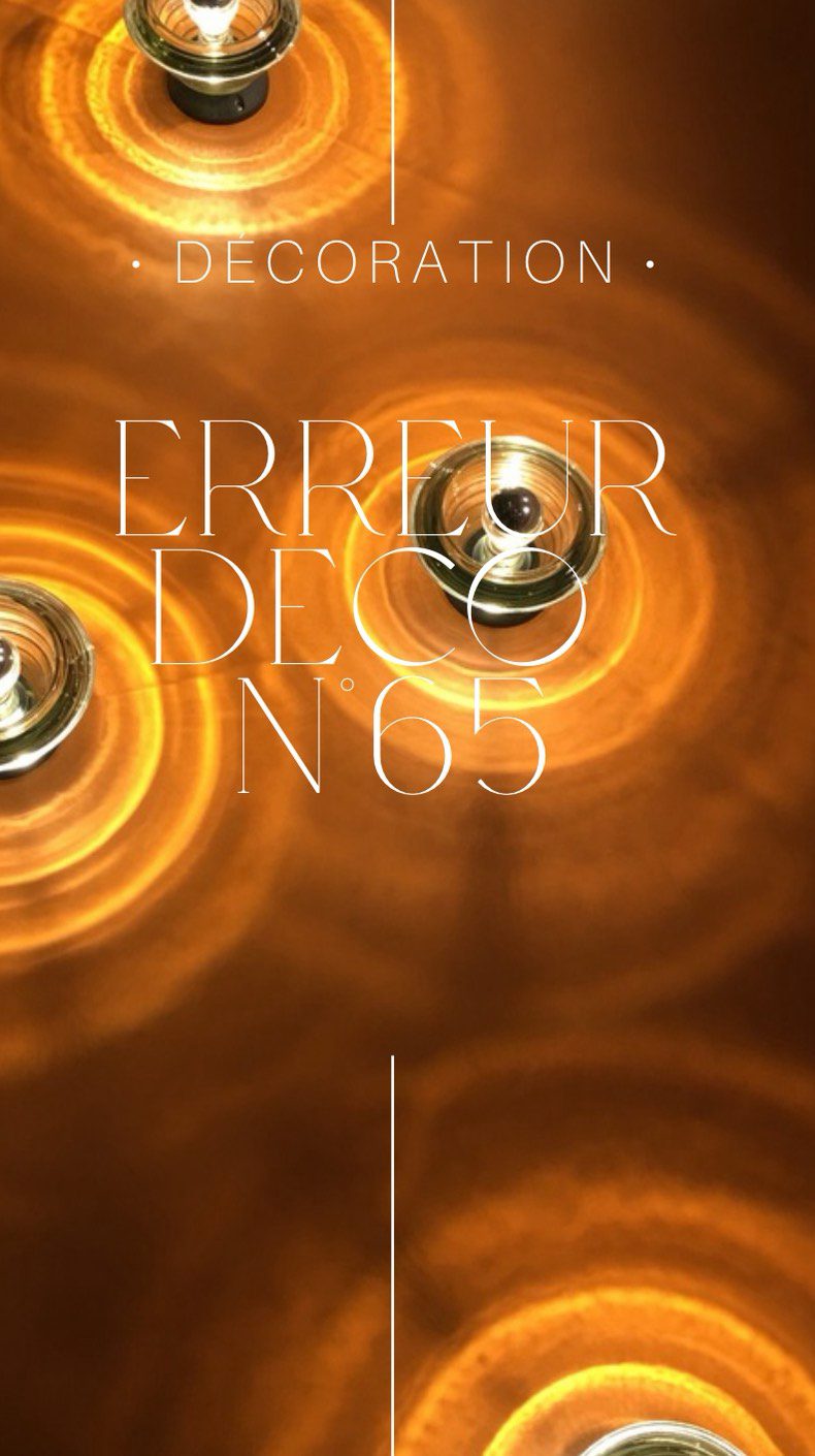 🎯 Erreur déco #65 : Ne pas prioriser l’éclairage  La lumière, même si généralement c’est l’élément dont on s’occupe en dernier, est pourtant l’un des éléments clé de toute décoration. 
A elle seule, la lumière transforme une ambiance, une pièce, une mise en scène.  On considère qu’en déco, comme en photo, la lumière correspond à 50% du résultat.   Il est évident qu’une pièce mal éclairée est ni accueillante ni confortable à vivre.   #designerdebonheur #design #decoration #deco #déco #home #homedesign #architectureinterieure #designinterieur #erreur #erreuràéviter