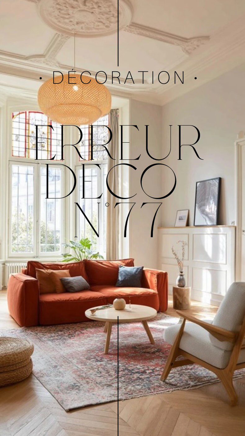 Erreur déco #77 sur 100 : Plaquer son mobilier contre le mur  On se dit souvent que coller les meubles aux murs, ça agrandit l’espace. Mais en réalité, ça a l’effet inverse : on écrase tout contre les murs, et la pièce finit par manquer de relief et de vie. Pire, elle paraît même plus petite et moins accueillante.  ASTUCE  Osez décoller vos meubles ! Laissez un peu d’espace entre le canapé et le mur (au moins 15 cm), ou pourquoi pas, placez-le carrément au centre de la pièce si l’espace le permet. Cela crée des zones plus intimes et rend votre salon bien plus chaleureux.  Et pour un aménagement au top, faites comme les pros : dessinez un petit plan (même basique) et testez différents agencements. Vous verrez, votre intérieur prendra tout de suite plus de cachet !  #designerdebonheur #design #decoration #deco #déco #home #homedesign #architectureinterieure #designinterieur #erreur #erreuràéviter