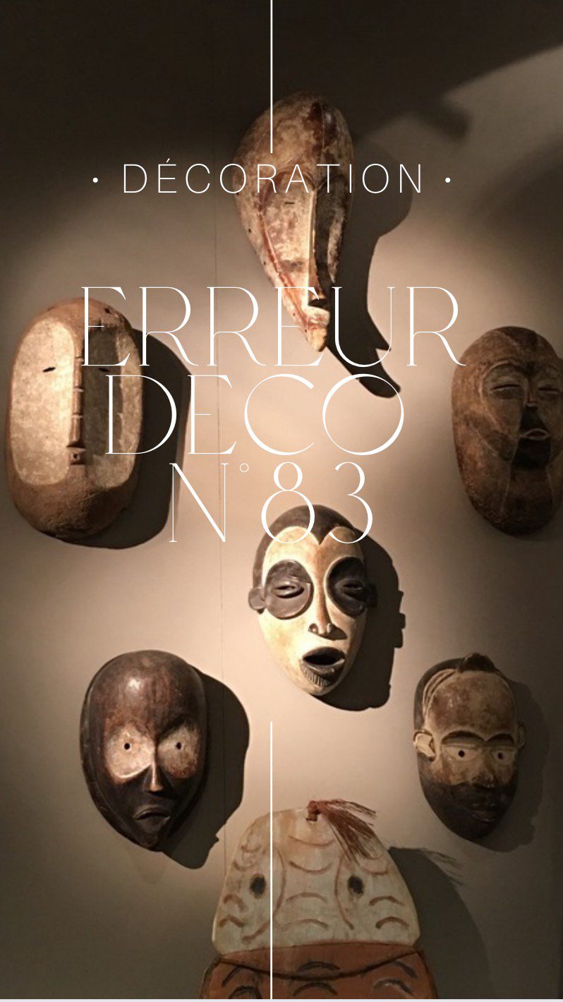 Erreur déco #83 : Ne pas miser sur la répétition  Jouer sur la répétition, c’est réunir des objets, motifs, éléments de décor de même nature, au même endroit.
Cela va vous permettre:
- de rendre votre  intérieur unique
- de théâtraliser votre espace
- de donner du caractère à un mur, à une pièce qui en manque
- d’apporter une touche graphique  Ce n’est pas la quantité qui rend l’effet final joli à regarder, mais la mise en scène.  astuce  Comment faire?  - Souvenez vous que vous devez décorer en nombre impair. Le minimum est trois. 
- Evitez de faire un trio avec trois objets identiques (sauf les luminaires). En effet, vous devez variez la taille, la couleur, la texture pour avoir un rendu agréable et structuré. 
- Vous devez jouer sur le nombre dans un apparent désordre savamment organisé. 
- La répétition fonctionne avec beaucoup d’éléments de décoration: Multipliez les coussins, luminaires, photos, bibelots, vases, masques, tableaux, cadres, photos, plantes,  Si vous ne vous sentez pas d’accumuler, optez pour un papier peint ou des tissus graphiques qui simulent la répétition.  #designerdebonheur #design #decoration #deco #déco #home #homedesign #architectureinterieure #designinterieur #erreur #erreuràéviter