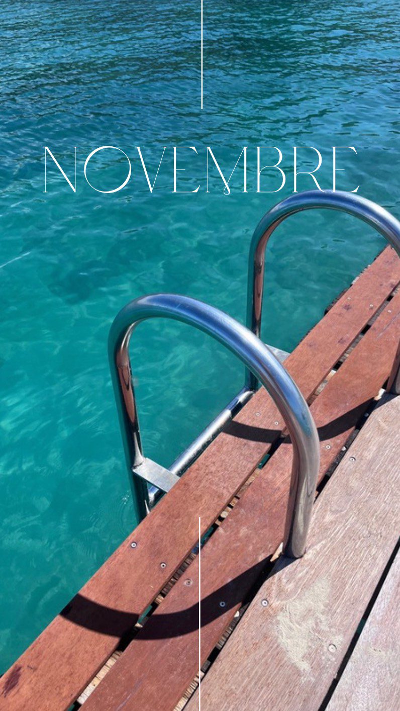 ☀️Novembre: retour sur le Caillou.
😢Après les mois sombres de 2024, revoir cette terre qu’on aime depuis 25 ans, nous a serré le cœur… puis ça l’a ouvert en grand.
🥰Retrouvailles avec nos amis de toujours, bonheur simple d’être ensemble: ça nous a fait un bien fou!❤️
🌴Et puis ce paysage… cette beauté brute qui vous cueille sans prévenir.
#newcaledonia #newcal #nouvellecaledonie #noumea #designerdebonheur 
Novembre, ça a été ça : un retour aux sources, un shoot de gratitude.  🙏🙏Merci à tous de nous avoir accueilli si chaleureusement!  ✋Et bien sûr, mes 100 erreurs déco continuent en vidéo chaque jour— parce que le bonheur à la maison, lui, ne prend jamais de vacances.