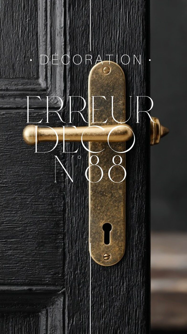 Erreur déco #88 : Ne pas se lâcher sur les détails qui changent tout  Ah, les détails, ces petites touches magiques qui transforment un intérieur banal en un lieu plein de vie et de personnalité ! Trop souvent, on les oublie, et c’est dommage, car ce sont eux qui racontent une histoire, votre histoire.  Une patère, un interrupteur, un joli carrelage mordoré dans un coin stratégique, ça change tout sans en faire trop !  Même une simple moulure sur un mur peut faire passer une pièce de « bof » à « waouh ». Et pour vos repas ? Sortez la jolie vaisselle : des assiettes dépareillées mais stylées, des verres soufflés à la main, ou même des serviettes en lin, c’est tout de suite plus chaleureux. Ces détails sont comme des petits clins d’œil déco. Alors, osez !  #designerdebonheur #design #decoration #deco #déco #home #homedesign #architectureinterieure #designinterieur #erreur #erreuràéviter