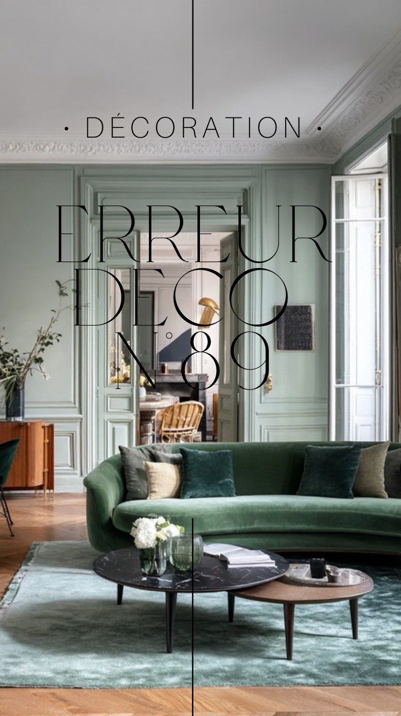 Erreur déco #89: Afficher tous ses objets déco dans la même pièce
Je comprends, on adore tous un salon bien fourni, mais attention à l’effet “bric-à-brac”. C’est souvent la pièce où l’on passe le plus de temps, alors on veut tout y exposer. Mais pourquoi ne pas en profiter pour habiller aussi les autres pièces ? Cuisine, couloirs, salle de bain… Chaque espace mérite sa petite touche de charme.  astuce  Faites tourner vos objets déco au fil des saisons : une déco d’hiver, une déco d’été. Et quand vous craquez pour une nouvelle pièce (le vase de vos rêves, par exemple), remplacez-en un autre. L’idée, c’est de garder un équilibre et de privilégier les objets qui vous apportent vraiment de la joie.  Ah, et stop aux achats compulsifs sous prétexte que “c’est pas cher” ! Faites le tri et misez sur la qualité plutôt que sur la quantité. Votre intérieur n’en sera que plus harmonieux.  #designerdebonheur #design #decoration #deco #déco #home #homedesign #architectureinterieure #designinterieur #erreur #erreuràéviter