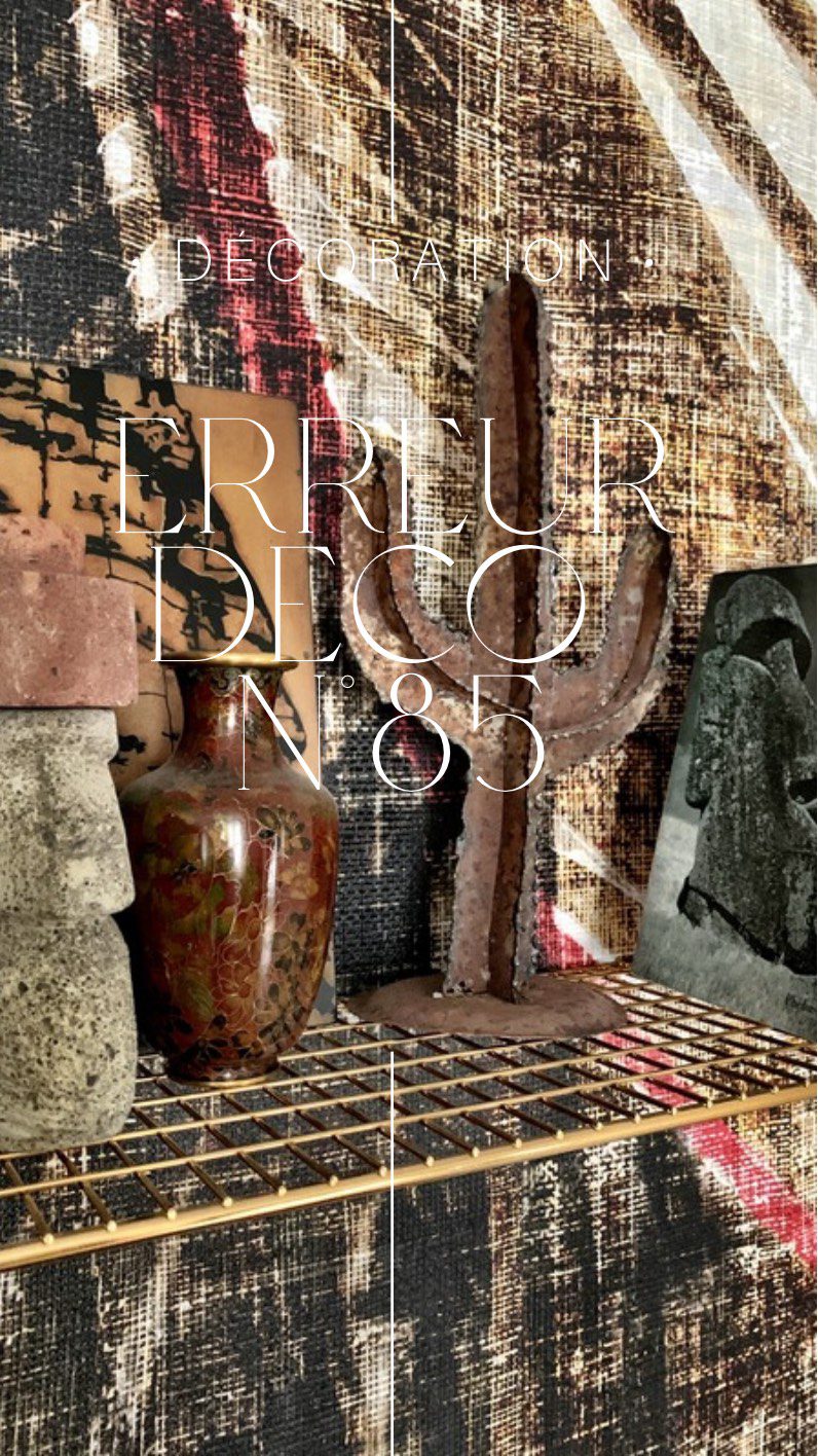 Erreur déco #85 : Habiller tous les murs d’une pièce  Habiller ses murs le plus possible pour personnaliser et afficher ce qui nous fait plaisir, c’est tentant... mais s’il y en a trop, on ne les apprécie plus. Créez des vides, ça met en valeur le reste :-)  ASTUCE #1  Il vaut donc mieux les rassembler. On peut marier différents types de cadres et les placer bord à bord ou les espacer de 3 à 5 cm. Respecter les proportions permet d’éviter un effet de masse ou, au contraire, un résultat ridiculement petit sur une grande cloison.  ASTUCE #2  Créez de petits univers en combinant des sculptures, des photos, bougeoirs et des dessins, disposés sur un meuble ou une cheminée, ou accrochés au mur.  #designerdebonheur #design #decoration #deco #déco #home #homedesign #architectureinterieure #designinterieur #erreur #erreuràéviter