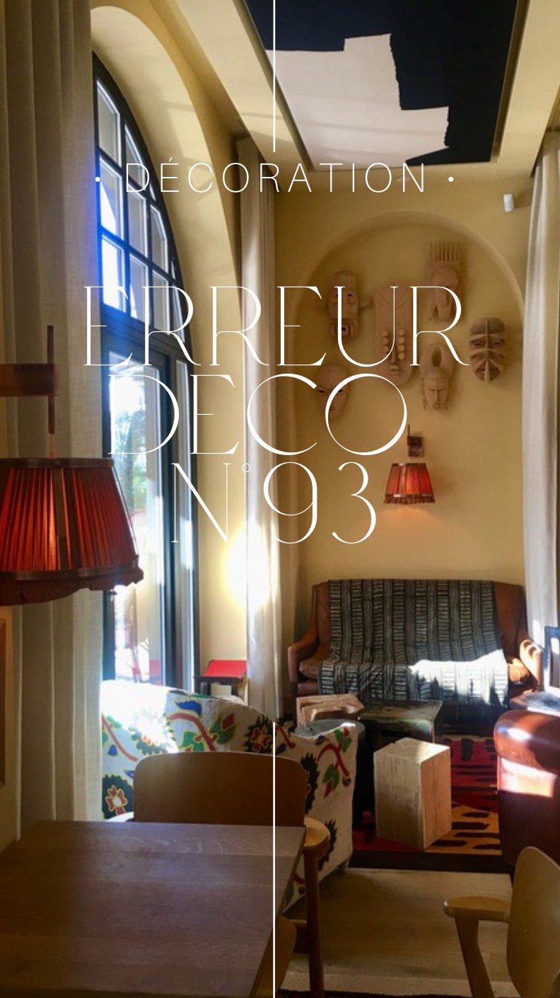 Erreur déco #93: Ne pas oser l’accumulation  On a tous une connaissance qui a un mur de salon avec un pauvre petit cadre en plein milieu qui se sent bien seul. Rien de pire pour donner un air triste à un espace.  ASTUCE  Osez l’accumulation, la répétition mais avec une mise en scène. Organisez vos bibelots et objets, ne les poser pas sans penser au rendu global. Moi j’adore les objets déco qui s’additionnent sur un buffet! Par contre, ne mélangez pas trop de bibelots hétéroclites. Associez plusieurs objets qui se ressemblent tout en étant différents : des objets en verre de la même couleur, mais avec des tailles, formes et hauteurs différentes. La ça fonctionne!  #designerdebonheur #design #decoration #deco #déco #home #homedesign #architectureinterieure #designinterieur #erreur #erreuràéviter