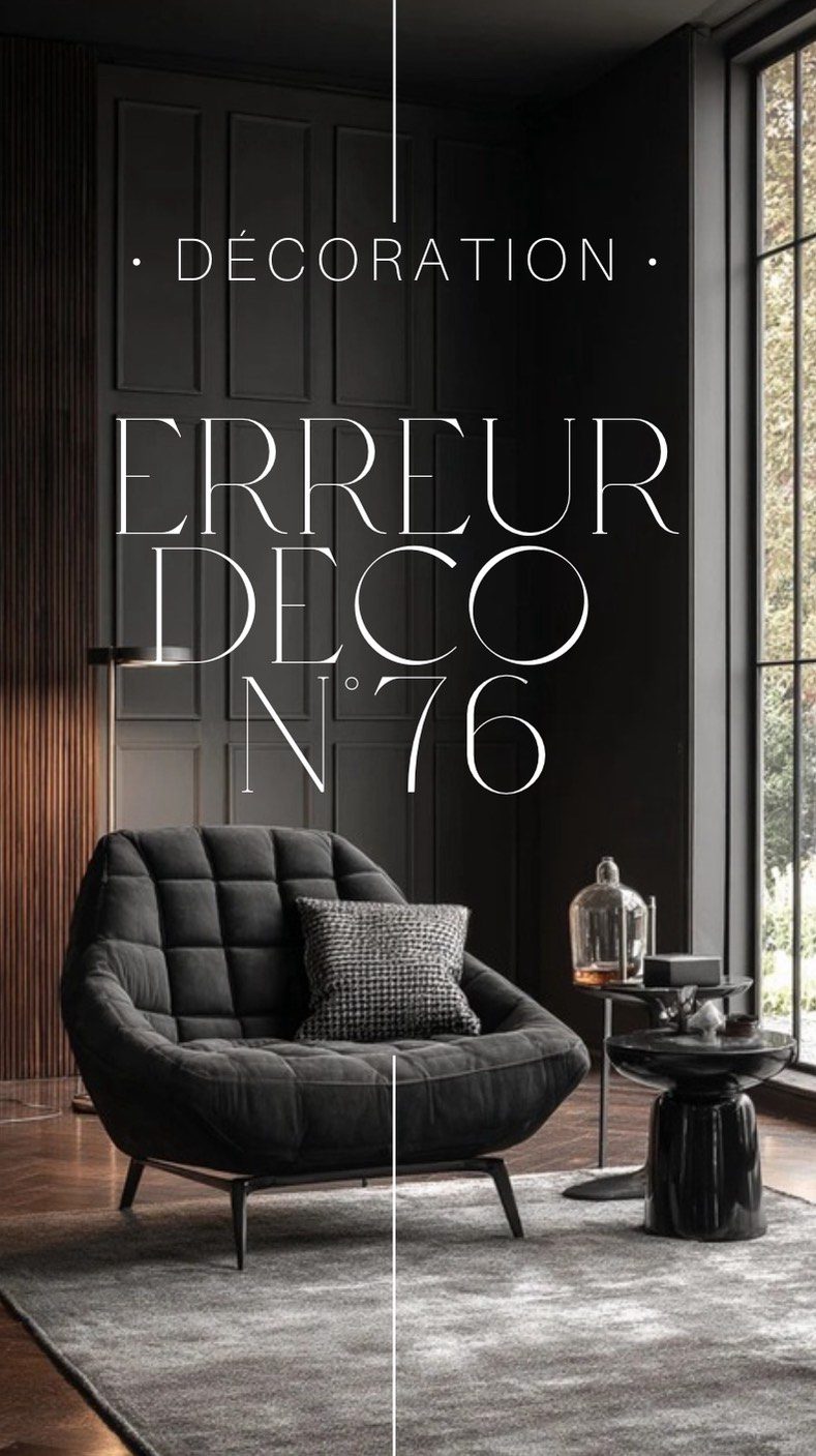 Erreur déco #76 sur 100 : Uniformiser la couleur de tous ses meubles  Alors là, danger ! Avoir tous ses meubles dans la même teinte, qu’elle soit claire ou foncée, risque de transformer votre salon en une pièce fade et monotone. Bref, l’ambiance manque cruellement de peps !  ASTUCE  Amusez-vous avec les couleurs et les matières ! Un canapé en lin clair, une table basse en bois brut, des fauteuils en velours coloré… et hop, votre salon prend vie ! Ce mélange apporte du relief, du caractère, et surtout, une ambiance bien plus chaleureuse. Vous verrez, ça change tout !  Même dans une ambiance minimaliste on joue avec les textures, les matières ou les motifs!  #designerdebonheur #design #decoration #deco #déco #home #homedesign #architectureinterieure #designinterieur #erreur #erreuràéviter