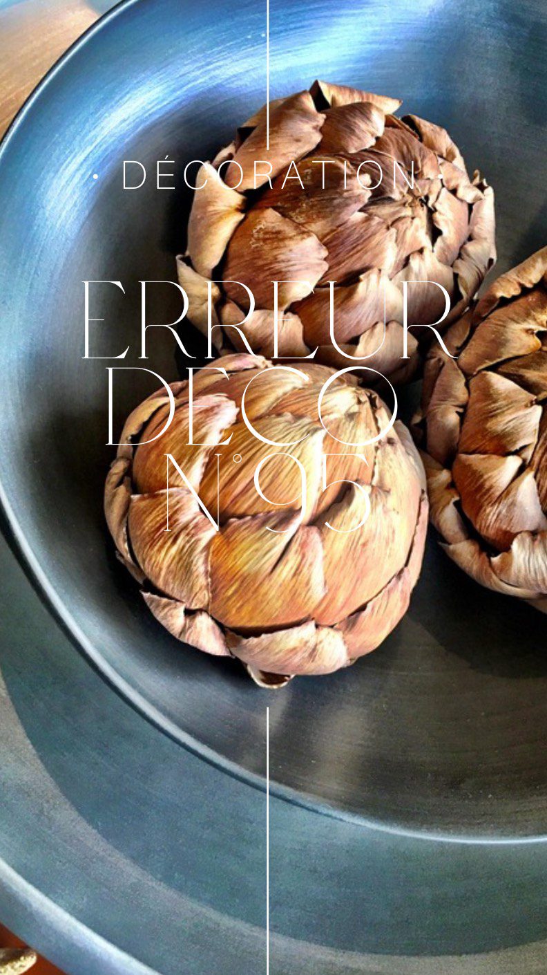 Erreur déco #95: Ne pas appliquer la règle du nombre impair  En déco, on privilégie souvent les groupes d’objets en nombre impair, car ils créent un effet visuel plus naturel et captivant. L’œil humain perçoit ces compositions comme plus dynamiques, en évitant une symétrie trop parfaite.  Un groupe en nombre impair attire naturellement le regard vers son centre, devenant ainsi un point focal dans la pièce. 
Cependant, cette règle peut être contournée quand on cherche un effet de symétrie parfaite, par exemple pour un style épuré ou pour des objets décoratifs assortis, ou simplement pour des raisons pratiques.  #designerdebonheur #design #decoration #deco #déco #home #homedesign #architectureinterieure #designinterieur #erreur #erreuràéviter