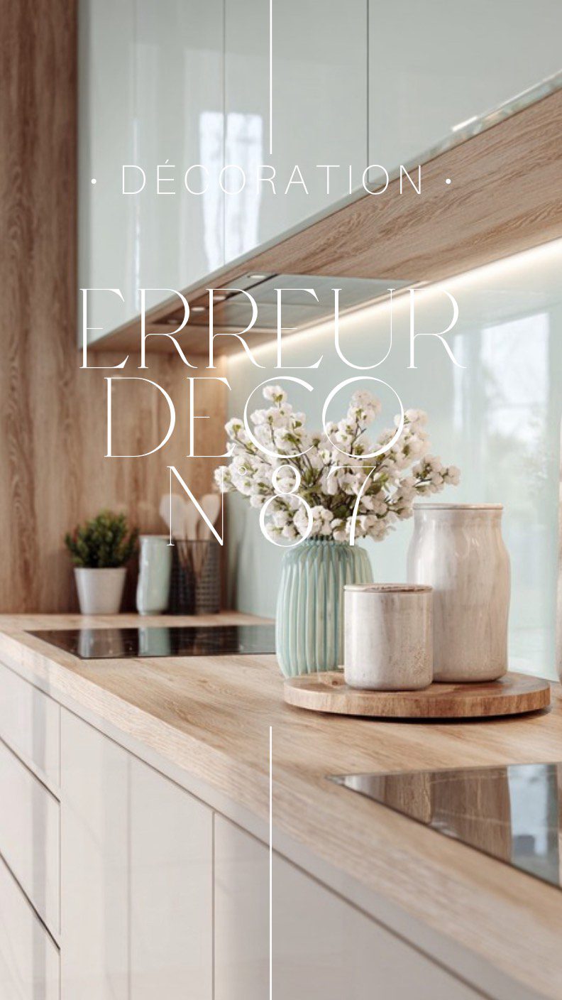 Erreur déco #87 : Ne pas prendre en compte les reflets des surfaces brillantes  Oui, gare aux surfaces brillantes!  Les miroirs, le verre et les éléments métalliques apportent une super touche moderne, mais attention aux reflets ! Mal placés par rapport à la lumière, ils peuvent vite devenir éblouissants et fatiguer les yeux.  Le pire restant dans la cuisine…les façades brillantes, bien que très stylées, demandent un entretien constant : chaque trace de doigt ou éclaboussure se voit immédiatement. Ménage quotidien garanti!  ASTUCE  Limitez la lumière directe sur ces surfaces et privilégiez des finitions mates ou satinées. Vous gardez le chic, sans l’effet « miroir sale » !  #designerdebonheur #design #decoration #deco #déco #home #homedesign #architectureinterieure #designinterieur #erreur #erreuràéviter