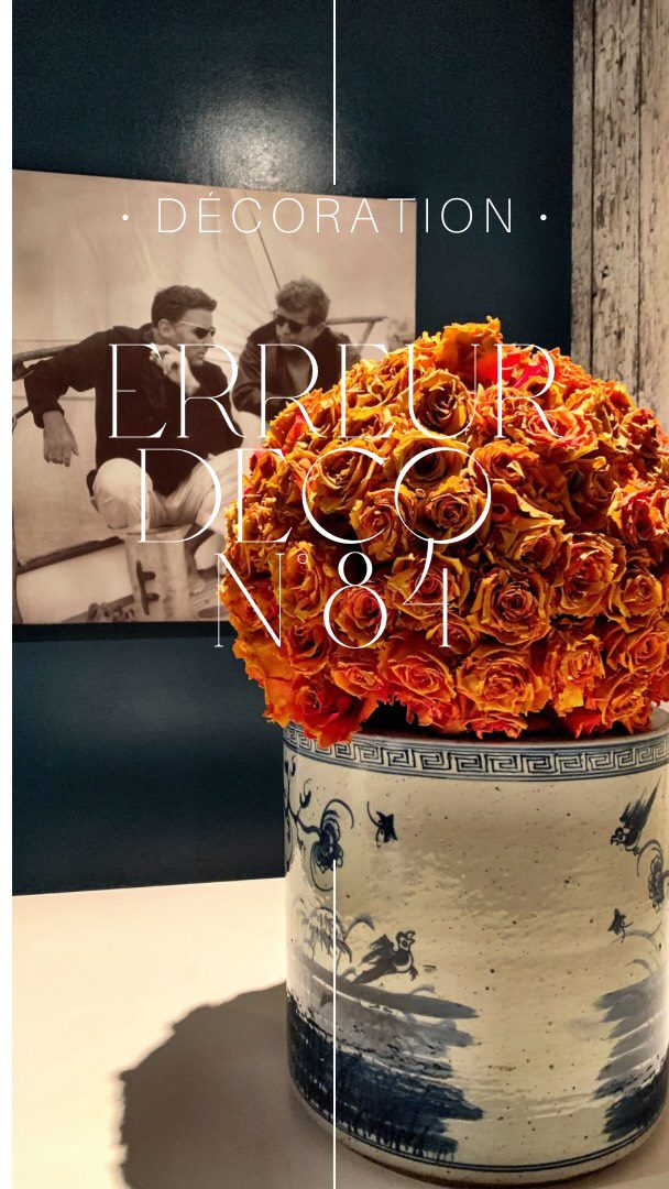 Erreur déco #84 : Fixer les cadres et les miroirs trop haut ou trop bas  La décoration murale accrochée n’importe comment, trop haut ou trop bas, c’est vraiment le petit détail qui flingue l’harmonie d’une pièce en deux secondes.  Mon astuce  La règle de base pour accrocher cadres et tableaux au-dessus d’un meuble, d’une table ou d’un canapé est de les placer à une hauteur de 15 à 25 cm maximum. 
Cela permet de créer un lien visuel entre le meuble et l’œuvre, évitant ainsi l’effet de flottement. 
En respectant cette distance, vous assurez une harmonie dans l’espace, et l’ensemble devient plus cohérent et agréable à regarder.  Ça aide aussi à intégrer les œuvres dans la déco, en créant une connexion naturelle avec le mobilier en dessous.  #designerdebonheur #design #decoration #deco #déco #home #homedesign #architectureinterieure #designinterieur #erreur #erreuràéviter