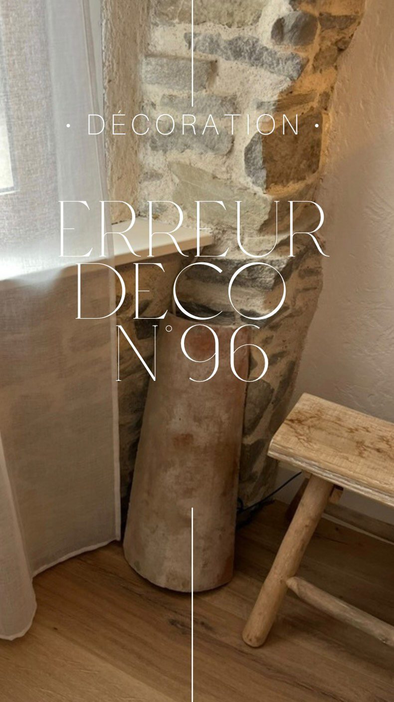 Erreur déco #96: laisser les fils et les cables apparents  Des fils qui traînent, c’est l’un des plus grands tue-l’amour déco! Que ce soit derrière la télévision, autour du bureau ou près de votre lampe de chevet, ces câbles en pagaille donnent immédiatement un aspect désordonné, même dans une pièce parfaitement décorée.  ASTUCE  Investissez dans des caches-câbles élégants ou des gaines décoratives pour dissimuler ces fils disgracieux. Certains meubles modernes sont même conçus avec des passages intégrés pour ranger les câbles en toute discrétion. Et si vous êtes adepte du DIY, un joli panier ou une boîte perforée peuvent également faire l’affaire pour organiser vos multiprises et chargeurs.  Un petit effort pour ranger vos câbles peut faire une grande différence dans l’apparence globale de votre intérieur, en le rendant beaucoup plus propre, chic et apaisant !  #designerdebonheur #design #decoration #deco #déco #home #homedesign #architectureinterieure #designinterieur #erreur #erreuràéviter