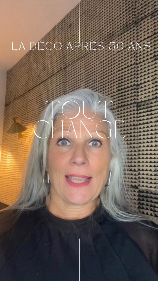 Interdit au moins de 50 ans
Je m’appelle Estelle, je viens d’avoir 55 ans
Et je me suis rendu compte qu’après 50 ans, tout change. Le corps. Les envies. L’énergie. Les émotions…les priorités…les en,gants quittent le nid Et souvent… notre intérieur est resté figé dans notre vie d’avant!
Posez vous la question: Votre intérieur vous ressemble encore?
Ça fait des années que je suis archi d’intérieur et que j’échange avec des femmes… qui me disent toute la même chose.
Après 50 balais, on a envie de tri, besoin de calme, envie d’une nouvelle vie, d’un nouveau style, parfois même d’un nouveau mec!!
Je pense sincèrement avoir une approche différente de la décoration
Je ne vous parle pas de tendances.
Je vous parle d’alignement, de bien-être, de circulation, de sensualité des espaces
et je vous accompagne pour que chaque choix décoratif devienne un levier de Bien-être au quotidien. Et ça franchement c’est précieux!
Je vous dis tout en description, le lien est dans la bio
#designerdebonheur #decoration #architectureinterieure