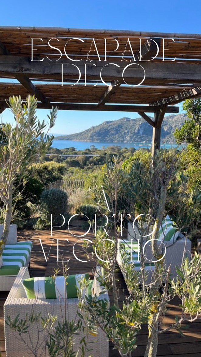 Porto-Vecchio, version déco.  Ici, le bleu ne se contente pas d’être bleu. Il se fait mer, ciel d’été, volets patinés.
Le vert, lui, joue les caméléons entre maquis sauvage et nuances d’eucalyptus.  Je me suis laissée porter par cette palette vivante, presque indomptable. Les matières naturelles s’invitent partout : bois brut, lin froissé, pierre chaude… Rien n’est figé, tout respire.  C’est ça que j’aime capter dans mes escapades déco : une émotion avant un style.
Et si votre intérieur commençait simplement par ça… ressentir avant de décorer ?
Abonnez vous et suivez mes escapades déco autour du monde  #PortoVecchio #DecoInspiration #tourdumondedéco #designerdebonheur #Corse