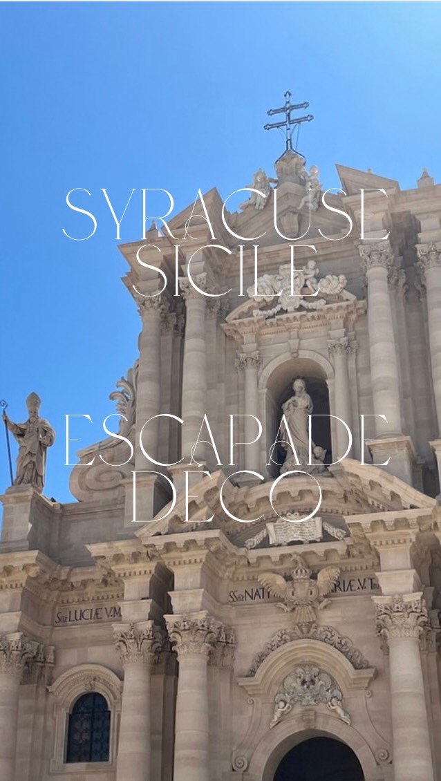 ✨ Syracuse : quand la beauté devient victime de son succès  Pendant des années, j’ai rêvé de Syracuse. Ses palais baroques, les ruelles d’Ortigia, la lumière dorée de la Sicile, les chansons d’Henri Salvador en fond sonore…
Et puis je l’ai enfin découverte.  Oui, Syracuse est magnifique. Éblouissante même. Mais j’y ai aussi trouvé une ville qui tente de préserver son âme sous le poids d’un tourisme toujours plus présent.  Entre pierre chauffée par le soleil, cathédrale bâtie sur un temple grec, Teste di Moro colorées, figuiers de Barbarie sculpturaux et granité au citron dégusté à l’ombre, je te partage mon regard de décoratrice sur cette ville fascinante, pleine de contrastes.  Une escapade où l’on parle d’architecture, de beauté, de nature méditerranéenne… mais aussi de cette question qui concerne tant de lieux aujourd’hui : que devient la magie lorsqu’elle attire le monde entier ?  👉 L’article complet t’attend sur le blog (lien en bio).  Et toi, as-tu déjà visité un endroit magnifique qui t’a laissé un sentiment partagé ?  #Syracuse #Sicile #Ortigia #Voyageinspiration #Architecture DesignInterieur Decoration ArtDeVivre VoyageResponsable EscapadeDeco DesignerDeBonheur ApprendreADecorerAutrement