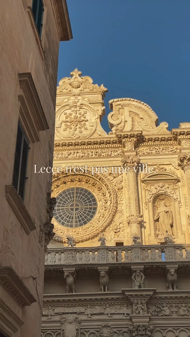 💛🇮🇹 Alors que #Lecce célèbre ses fêtes traditionnelles autour du 24 août dans un tourbillon de lumières et d’histoire, j’en profite pour vous ouvrir les portes de mes palais baroques préférés !
Nouvel article sur le blog: décryptage complet de l’âme de Lecce sous l’œil de la déco. Entre dentelles de pierre dorée, voûtes majestueuses et secrets d’ateliers d’art, découvrez 5 astuces concrètes pour insuffler cet esprit « Pouilles chic » et authentique à votre intérieur.
Parce qu’un intérieur réussi ne cherche pas à impressionner… il cherche à faire ressentir. ✨🌿
👉 Cliquez sur le lien pour lire l’article et voyager avec moi
https://apprendre-a-decorer-autrement.com/lecce-chef-doeuvre-dore-des-pouilles-la-poesie-baroque/#designerdebonheur #pouilles #salento #bonheur