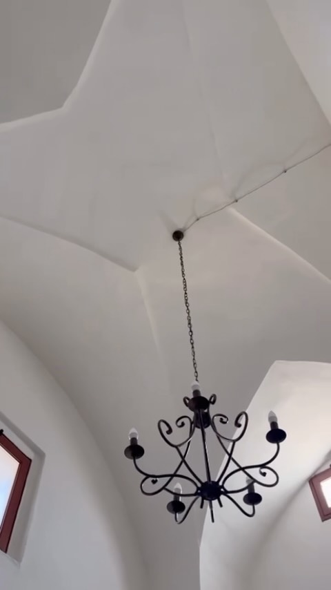 Encore en mode camping dans notre maison des Pouilles… 😂
Mais on est bien. Très bien même. ❤️
La preuve ? Rio dort comme un bébé dans le salon !
Sur le mur, notre mappemonde 🌍
Un petit rappel de notre tour du monde avec les garçons.
Et puis… il suffit de lever les yeux.
Cette voûte en étoile 😍
L’architecture des Pouilles… vraiment, quel bonheur !
Pour l’instant, on campe.
Bientôt, on rénove.
Et on a tellement hâte de révéler tout le potentiel de cette maison ! ✨
#Pouilles #Galatone #designerdebonheur #artdevivre #créateurdelieuxdevie