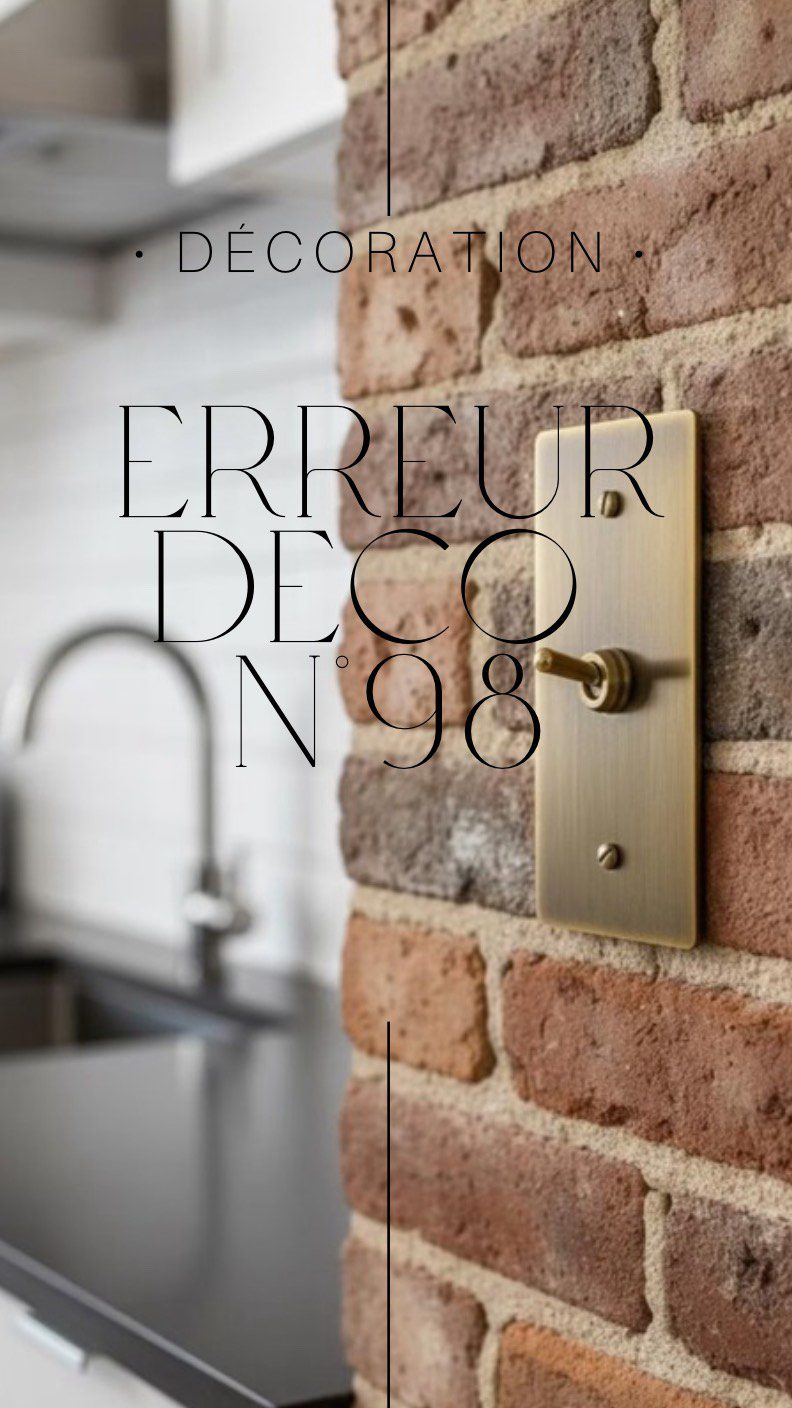 Erreur déco #98: Installer les interrupteurs à mauvaise hauteur  Les interrupteurs devraient être placés de manière à être facilement accessibles sans gêner le mobilier. Trop bas ou trop hauts, ils perturbent le confort d’utilisation, surtout dans les zones de passage. En les positionnant à hauteur ergonomique (environ 90-100 cm du sol), vous facilitez leur usage au quotidien et rendez l’espace plus pratique.  #designerdebonheur #design #decoration #deco #déco #home #homedesign #architectureinterieure #designinterieur #erreur #erreuràéviter