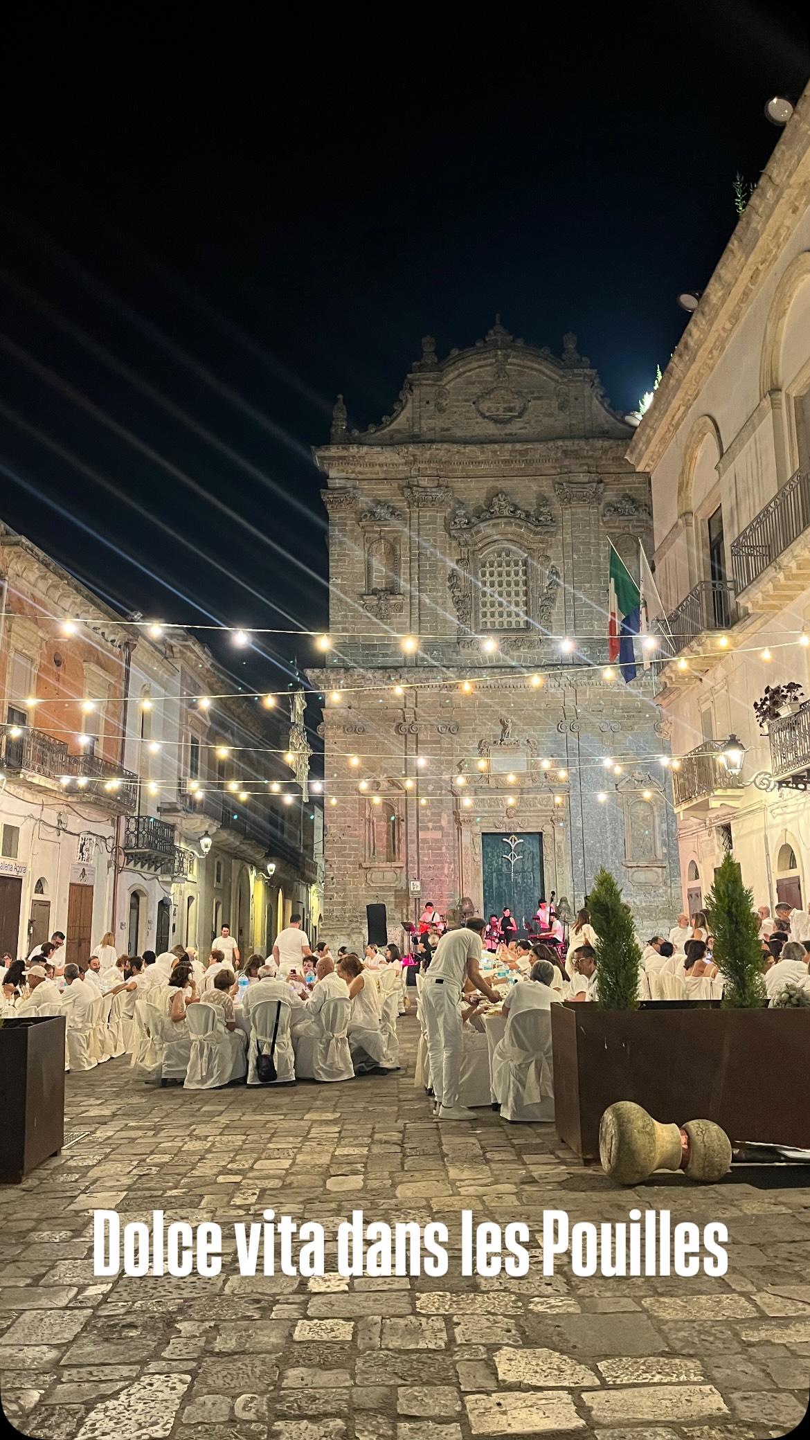 And meanwhile… 🤍 A white party in the heart of Galatone. Tables set under twinkling lights, a small live jazz band, laughter echoing off the cobblestones… La dolcevita, pure and simple.
At the foot of a magnificent #Baroque church, in the very heart of the historic center, all five senses are awakened: the aroma of Italian dishes, the balmy evening air, the musical notes drifting through the night, the warm stone steeped in history, and the light that enhances every facade.
Here, you don’t just visit Puglia… you experience it. ✨🇮🇹  Et pendant ce temps-là… 🤍
Une soirée blanche organisée au cœur de la commune de Galatone. Des tables dressées sous les guirlandes lumineuses, un petit groupe de jazz en live, des éclats de rire qui résonnent sur les pavés… La #dolcevita, tout simplement.
Au pied d’une magnifique église baroque, en plein cœur du centre historique, les cinq sens sont en éveil : le parfum des plats italiens, la douceur de l’air du soir, les notes de musique qui flottent dans la nuit, la pierre chaude chargée d’histoire et la lumière qui sublime chaque façade.
Ici, on ne se contente pas de visiter les #Pouilles… on les vit. ✨🇮🇹  E intanto… 🤍 Una festa in bianco nel cuore di #Galatone. Tavoli apparecchiati sotto luci scintillanti, una piccola band jazz dal vivo, risate che riecheggiano sui ciottoli… La #dolcevita, pura e semplice.
Ai piedi di una magnifica chiesa barocca, nel cuore del centro storico, tutti e cinque i sensi si risvegliano: il profumo dei piatti italiani, la tiepida aria serale, le note musicali che aleggiano nella notte, la calda pietra intrisa di storia e la luce che esalta ogni facciata.
Qui, non si visita semplicemente la Puglia… la si vive. ✨🇮🇹